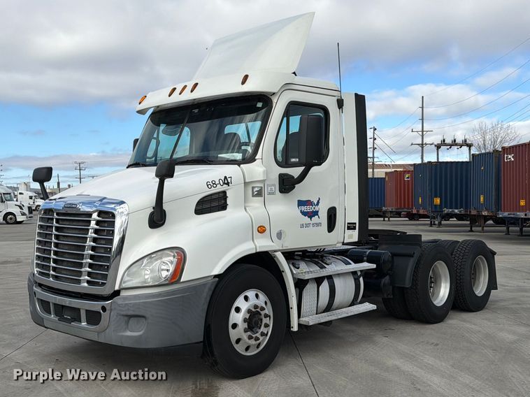 2015 Freightliner Cascadia semi truck - FB8055