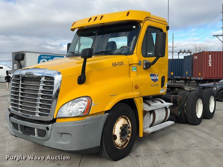 2015 Freightliner Cascadia semi truck - FB8056