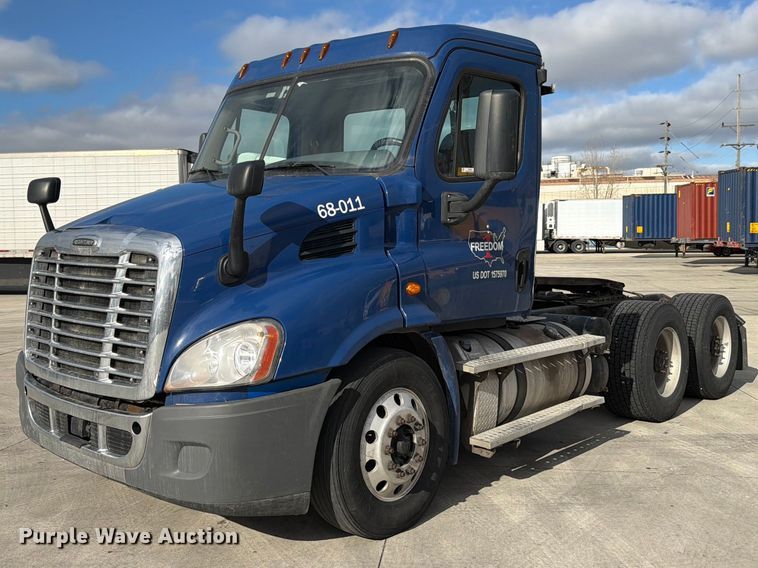 2017 Freightliner Cascadia semi truck - FB8057