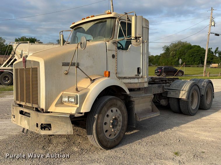 2007 Kenworth T800 semi truck - FC3043