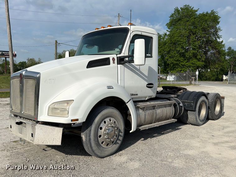 2016 Kenworth T880 semi truck - FC3044
