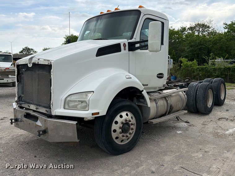 2016 Kenworth T880 semi truck - FC3045