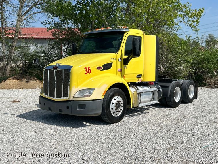 2017 Peterbilt 579 semi truck - FC5441
