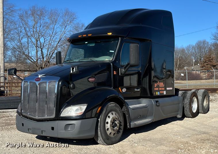 2020 Peterbilt 579 semi truck - FG0003
