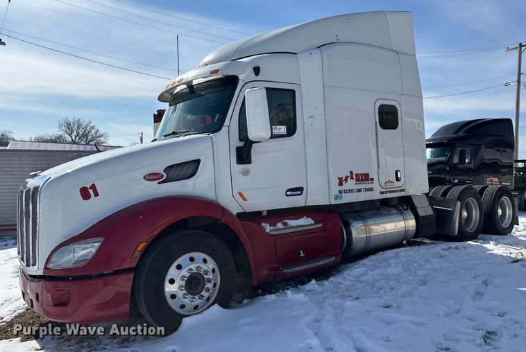 2015 Peterbilt 579 semi truck - FG0004