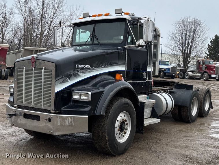 2004 Kenworth T800B semi truck - FG0218