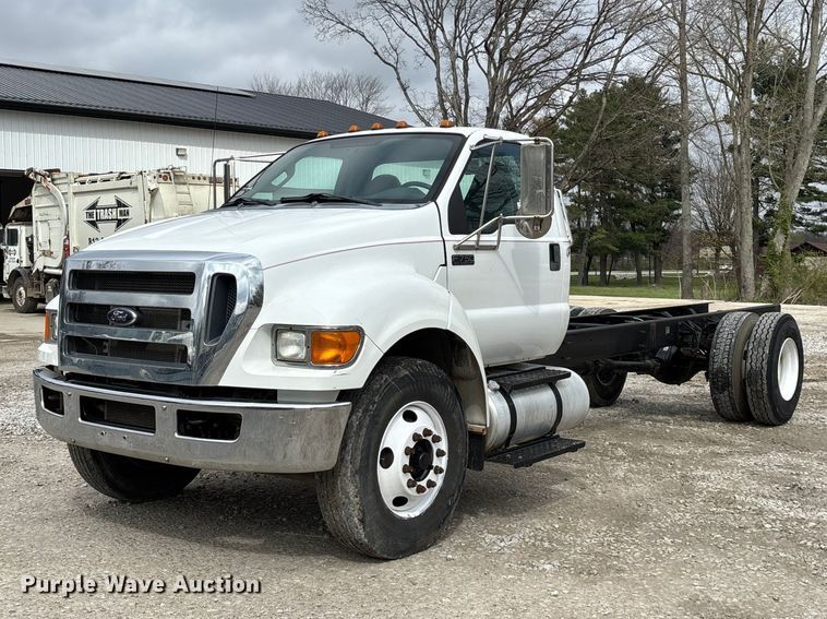 2013 Ford F750 Super Duty truck cab and chassis - FG0219