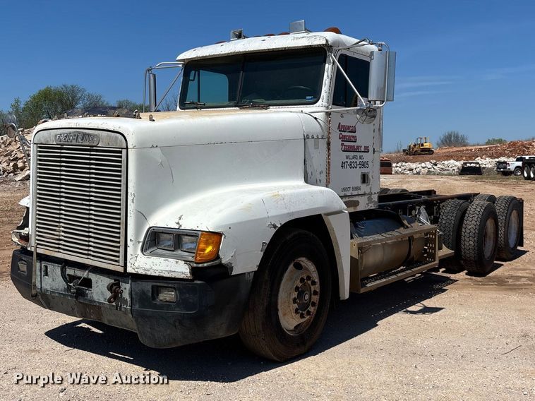 1993 Freightliner FLD truck cab and chassis - FG0221
