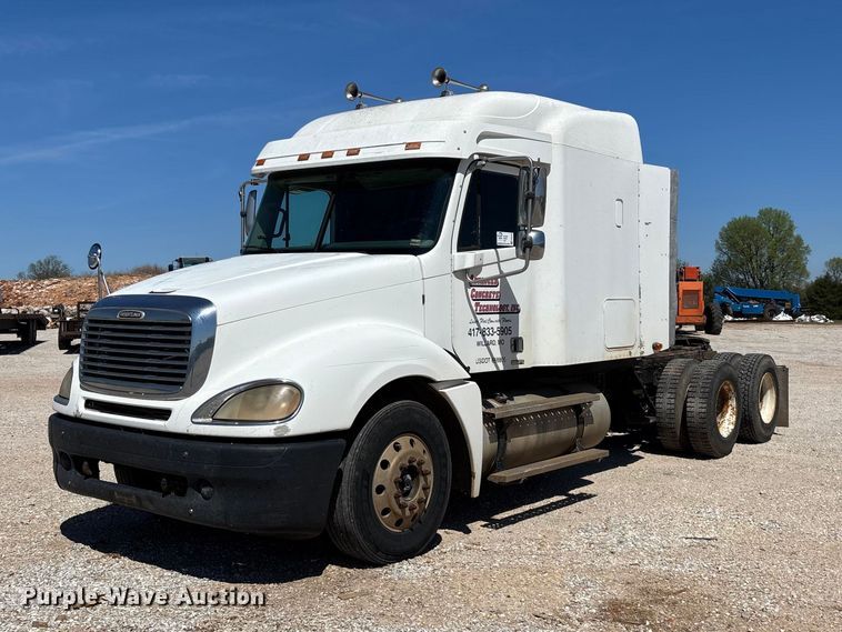 2003 Freightliner Columbia semi truck - FG0229