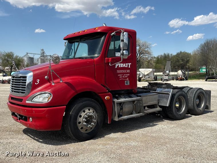 2005 Freightliner Columbia semi truck - FG2880