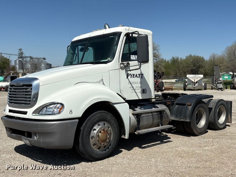 2007 Freightliner Columbia semi truck - FG2881
