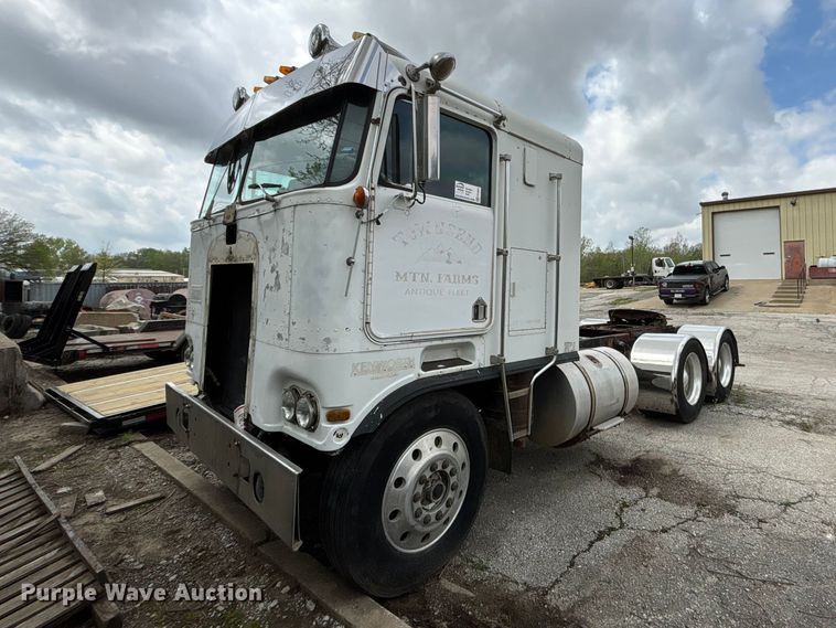 1976 Kenworth  semi truck - FK0804