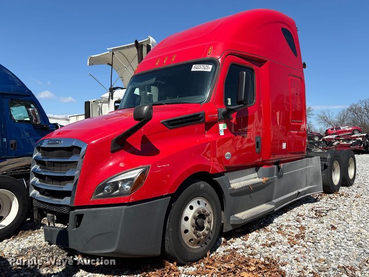 2018 Freightliner Cascadia semi truck - YA1183