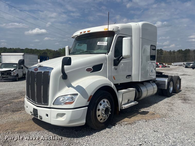 2022 Peterbilt 579 semi truck - YA1233