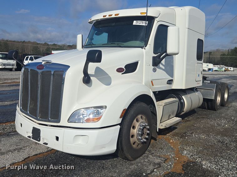 2022 Peterbilt 579 semi truck - YA1235