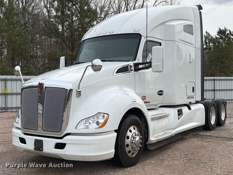 2018 Kenworth T680 semi truck - YA1789