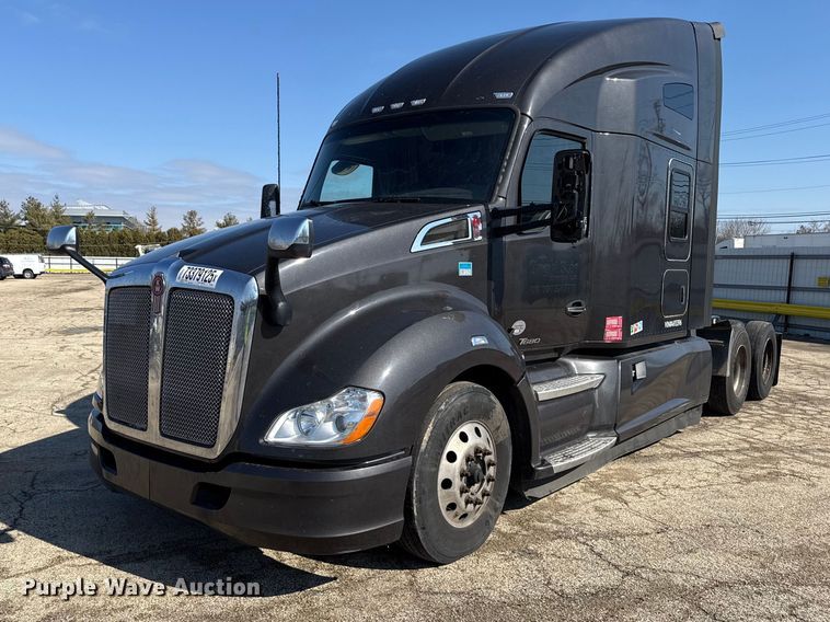 2022 Kenworth T680 semi truck - YA2022