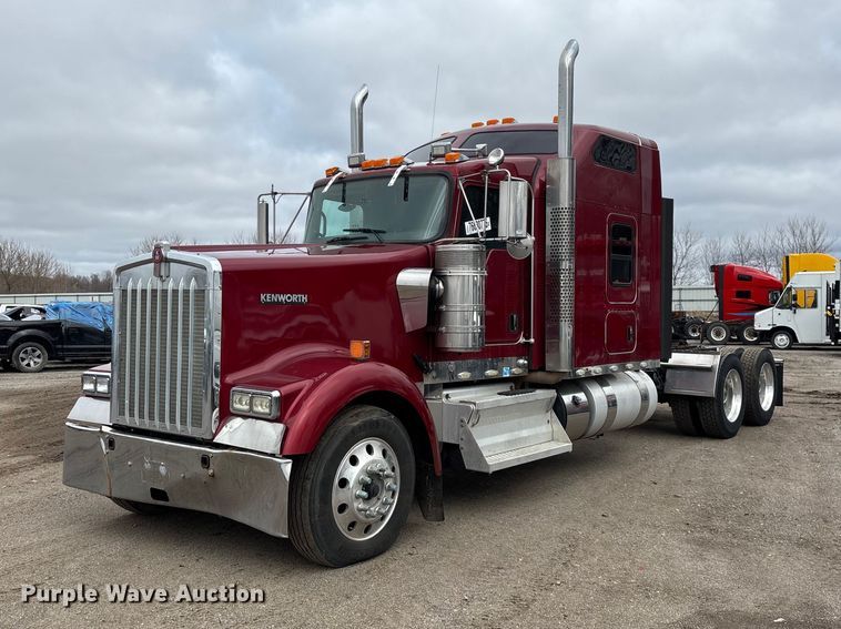 2019 Kenworth W900 semi truck - YA2401