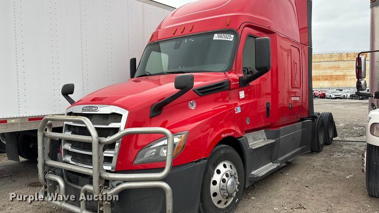 2019 Freightliner Cascadia semi truck - YA2439