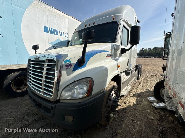 2018 Freightliner Cascadia semi truck - YA2578