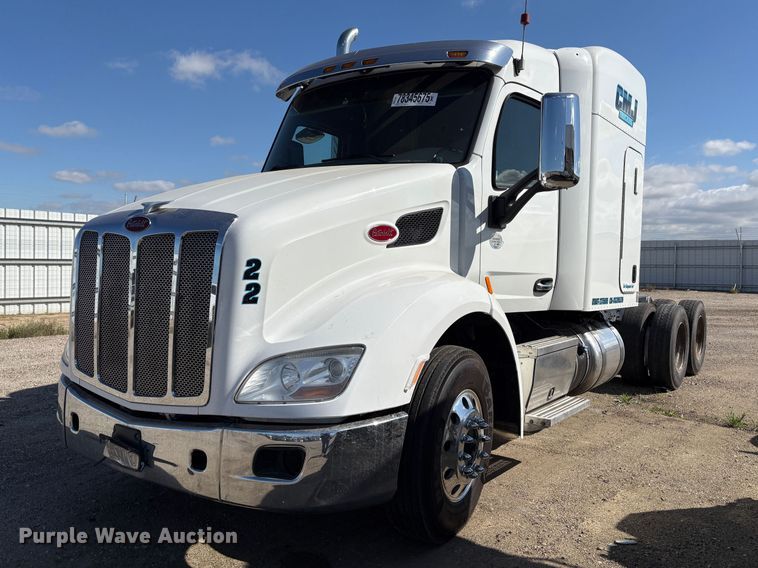 2020 Peterbilt 579 semi truck - YA2581