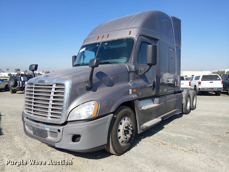2017 Freightliner Cascadia 125 semi truck - YA2590