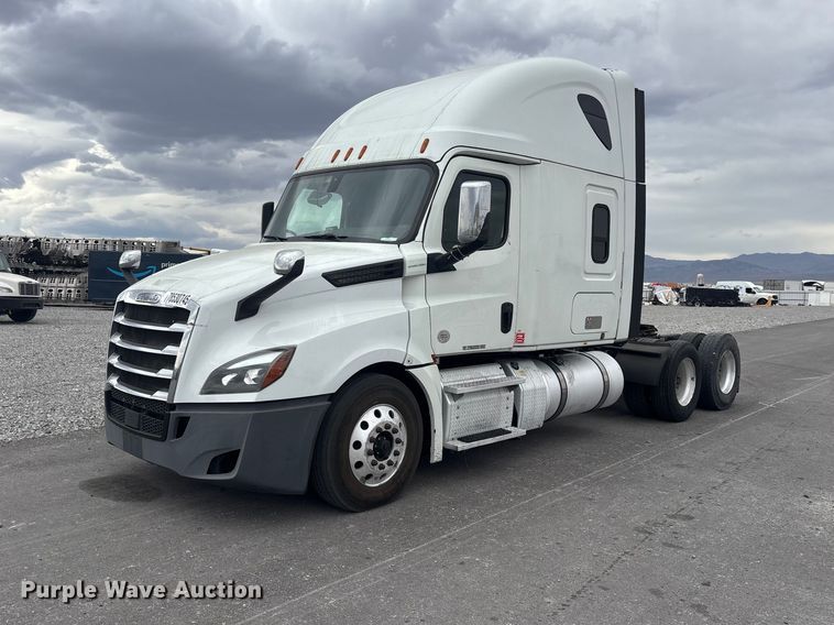 2019 Freightliner Cascadia semi truck - YA2606