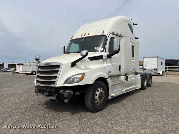 2020 Freightliner Cascadia semi truck - YA2792