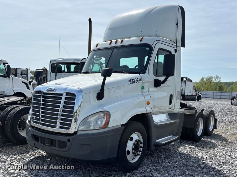 2016 Freightliner Cascadia semi truck - YA2945