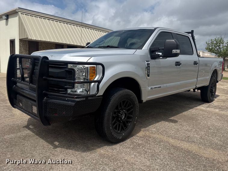 2017 Ford F250 Super Duty Crew Cab pickup truck - DO8506
