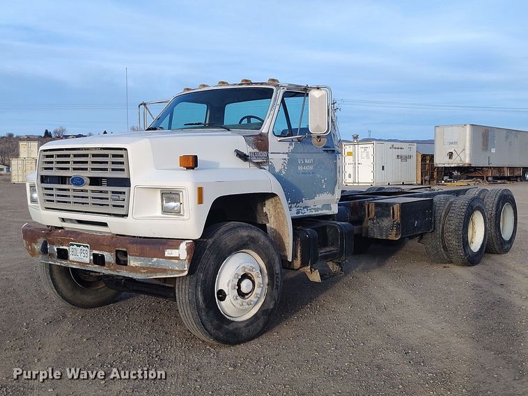 1991 Ford F900 truck cab and chassis - DT0989