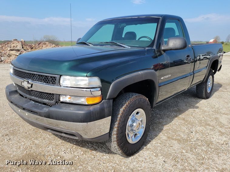 2002 Chevrolet Silverado 2500HD pickup truck - DZ7021