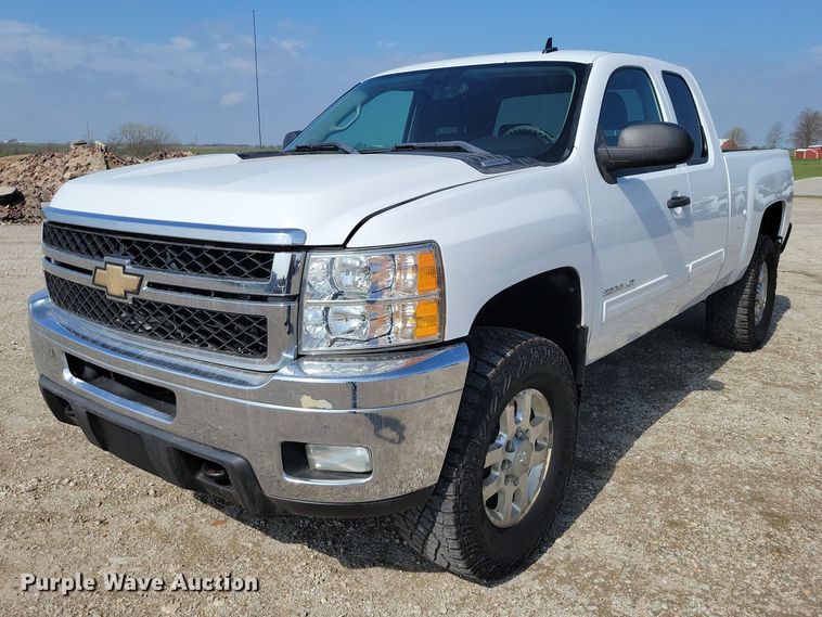 2011 Chevrolet Silverado 2500HD Ext. Cab pickup truck - DZ7026