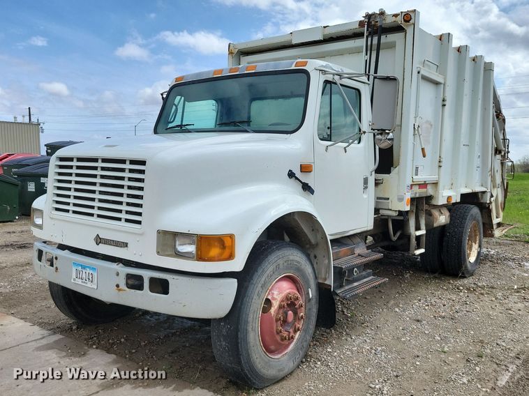 2002 International 4900 refuse truck - DZ7033
