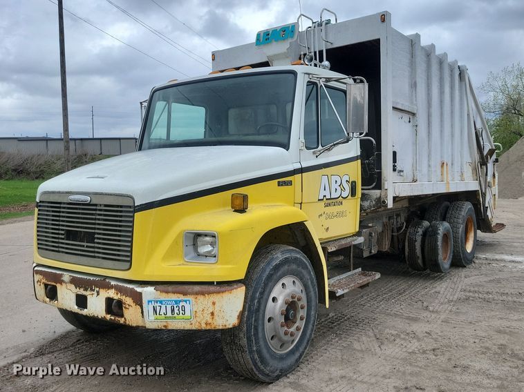 1998 Freightliner FL70 refuse truck - DZ7034