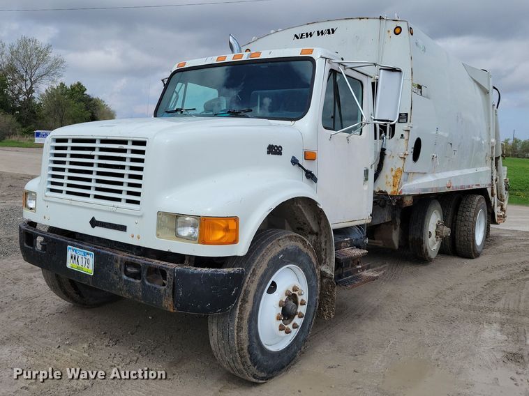 1995 International 4900 refuse truck - DZ7037