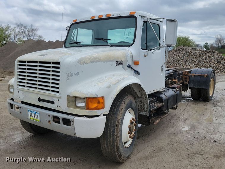 1996 International 4900 hook lift truck - DZ7038