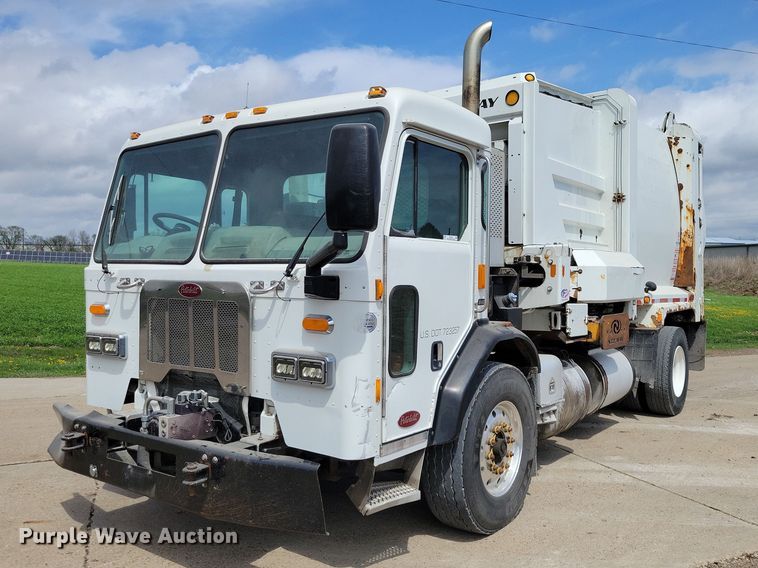 2015 Peterbilt 320 refuse truck - DZ7039