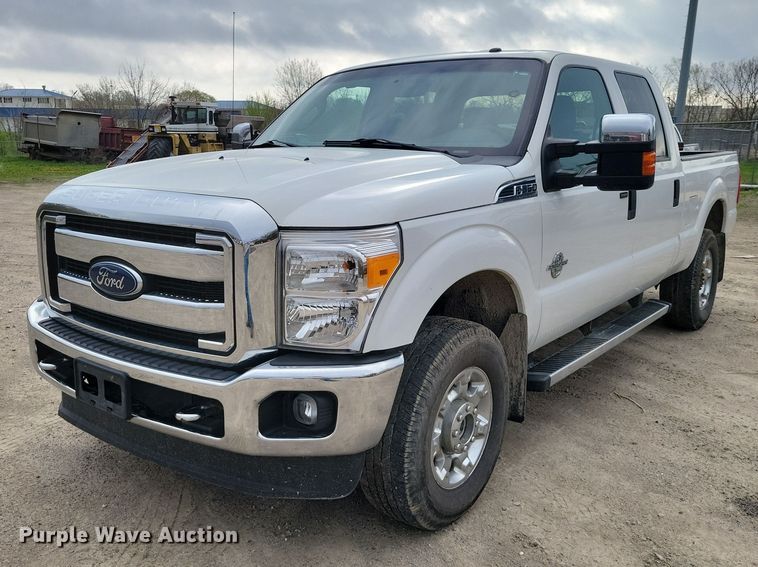 2015 Ford F350 Super Duty Crew Cab pickup truck - DZ7044