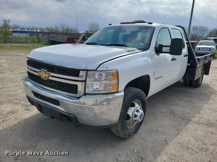 2012 Chevrolet Silverado 3500HD Crew Cab flatbed pickup truck - DZ7047