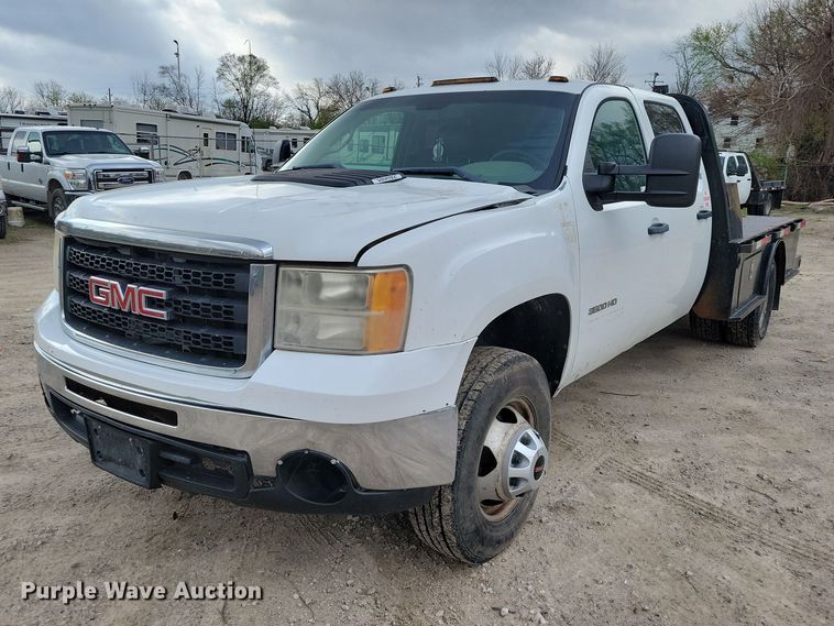 2013 GMC Sierra 3500HD Crew Cab flatbed pickup truck - DZ7048