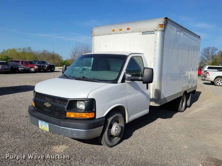 2014 Chevrolet Express 3500 box truck - DZ7056