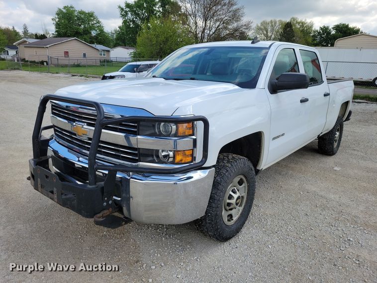 2018 Chevrolet Silverado 2500HD Crew Cab pickup truck - DZ7080