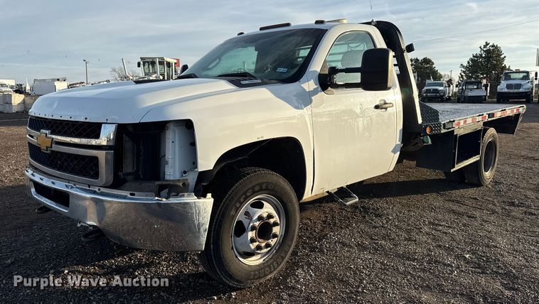 2013 Chevrolet Silverado 3500HD flatbed pickup truck - EG1912