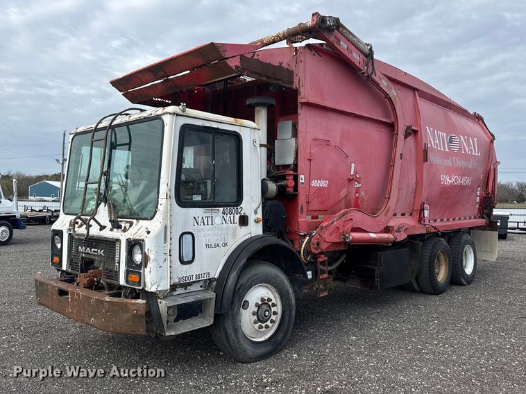2005 Mack MR refuse truck - EG8879