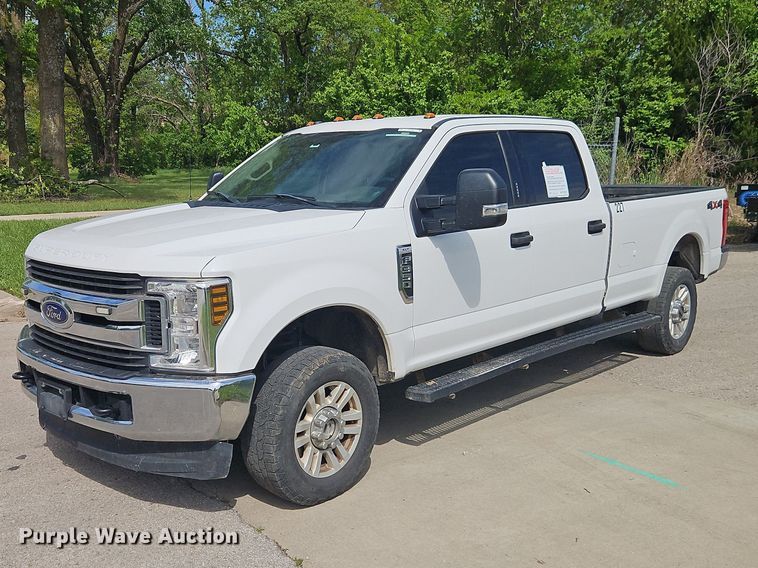2019 Ford F350 Super Duty Crew Cab pickup truck - EO7299