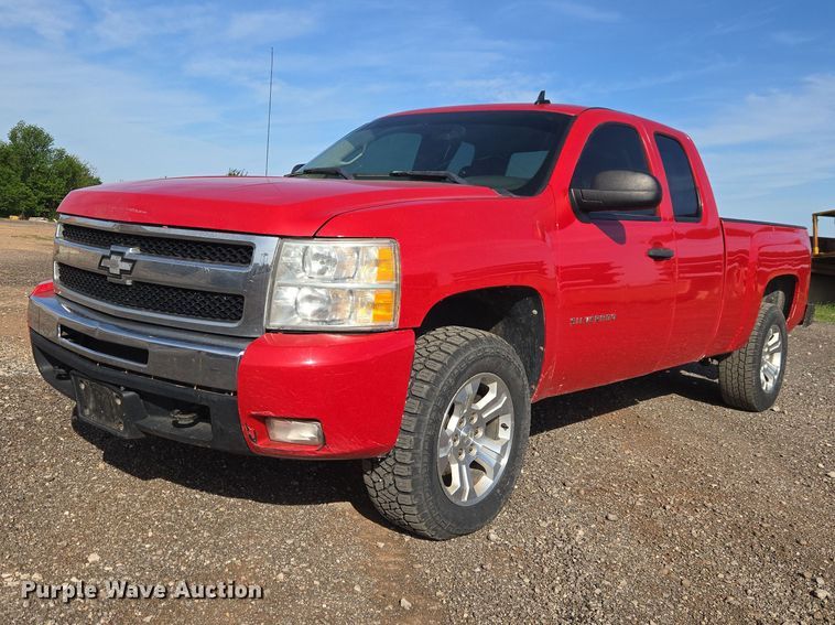 2011 Chevrolet Silverado 1500 Ext. Cab pickup truck - ET5069