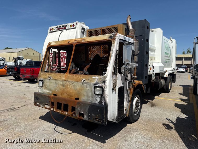 2013 Crane Carrier  refuse truck - ET6039