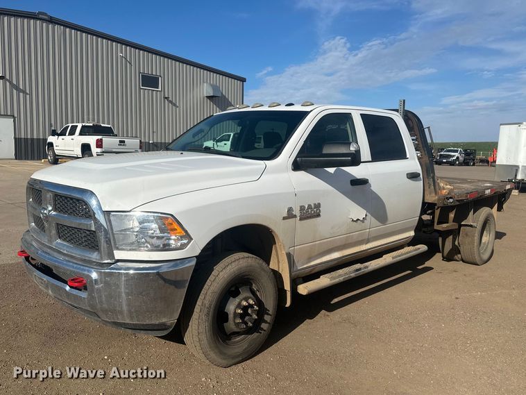 2017 RAM 3500 Crew Cab flatbed pickup truck - EV5888
