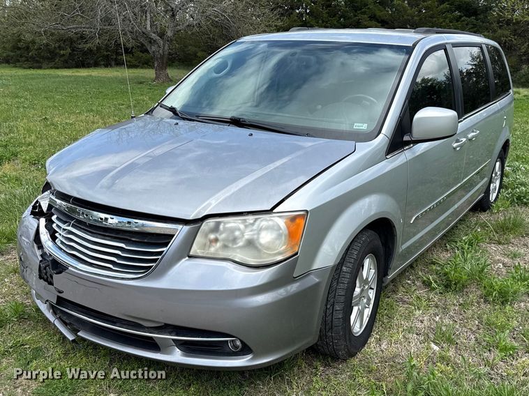 2012 Chrysler Town And Country van - EV7707